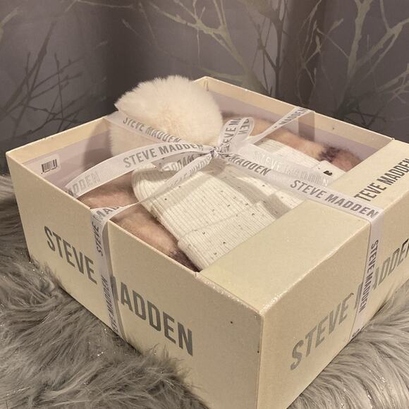 BNWT STEVE MADDEN Winter Scarf and Pom Pom Hat Gift Box Set